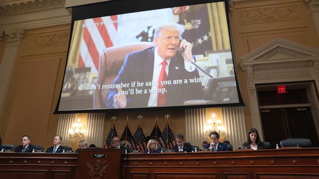 Une image de Donald Trump projetée lors de la dernière audience de la commission d'enquête parlementaire sur l'assaut du Capitole. [Michael Reynolds - Keystone/EPA]