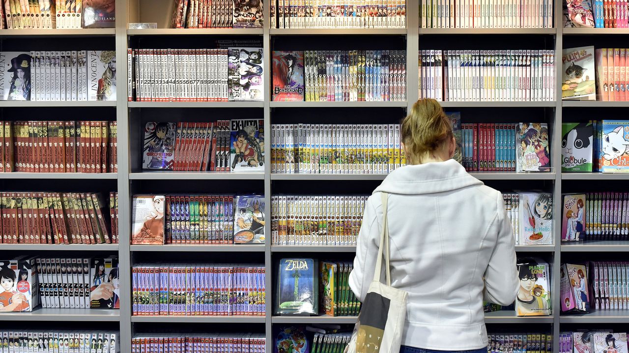Une lectrice de mangas lors de la 43e édition du festival de BD d'Angoulême en 2016. [Georges Gobet - AFP]