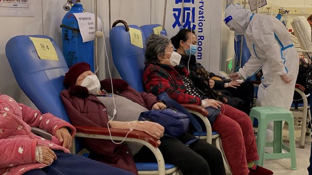 Un demi-million de personnes sont infectées par le coronavirus tous les jours dans la seule ville chinoise de Qingdao, a rapporté un responsable municipal de la santé. [Noel CELIS - AFP]