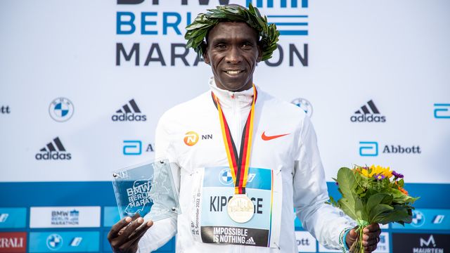 Eliud Kipchoge est parvenu à battre son record pour entrer dans la légende du marathon. [Andreas Gora - Keystone]