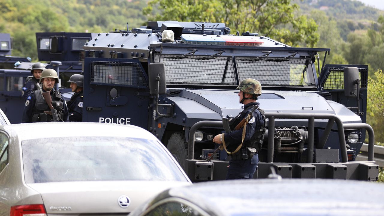 Les forces spéciales de la police kosovare (ROSU) déployée près des passages frontaliers avec la Serbie. [Bojan Slavkovic - AP Photo]