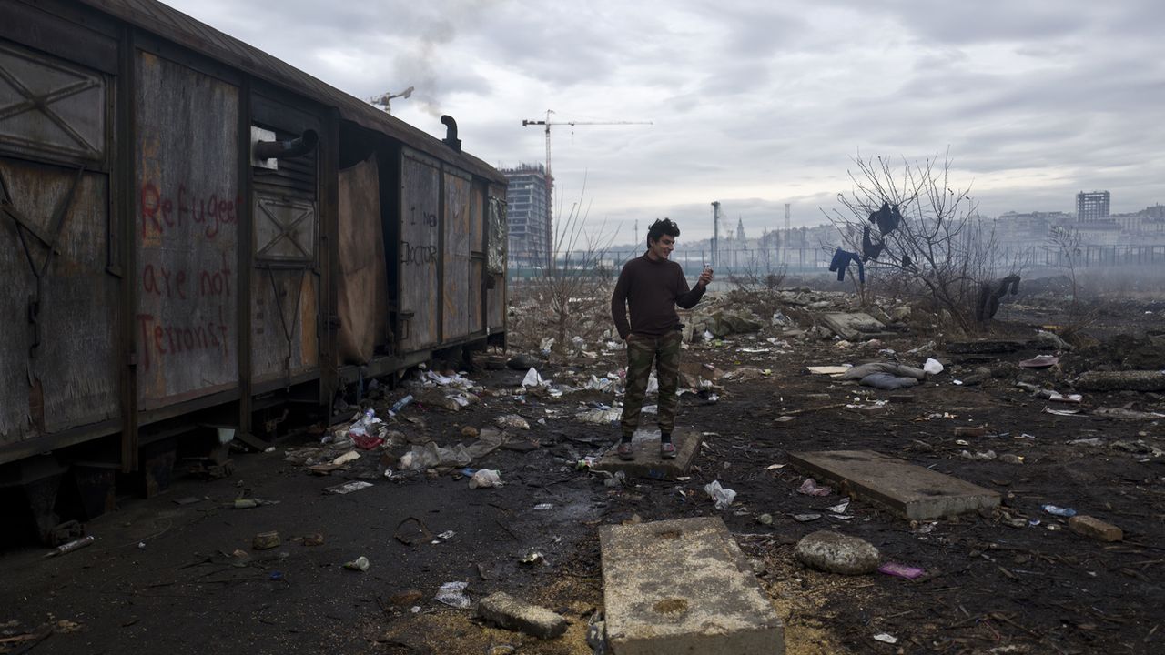 Un réfugié afghan se rase la barbe à l'extérieur d'un entrepôt abandonné où lui et d'autres migrants se réfugient à Belgrade, en Serbie [Muhammed Muheisen - AP Photo]