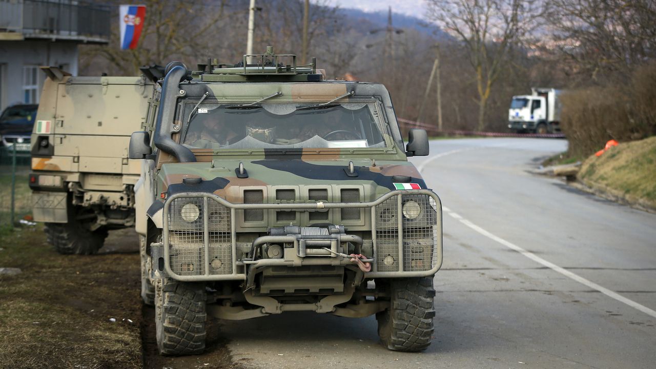 Un camion militaire appartenant aux soldats italiens membres du KFOR, mission pour la préservation de la paix de l'Otan, à la frontière serbo-kosovare. [Visar Kryeziu - AP Photo/Keystone]