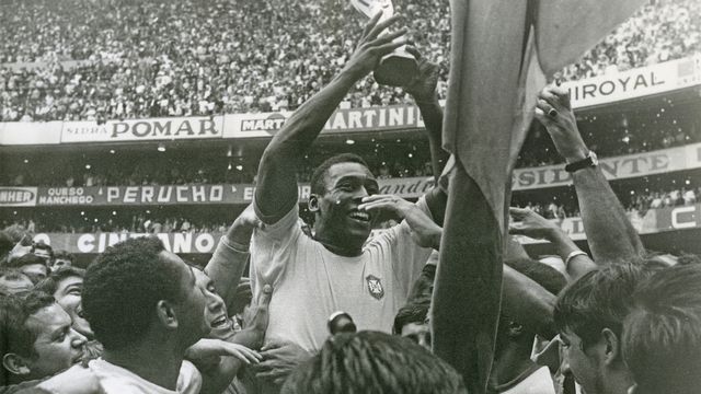 Le Brésilien Pelé soulevant le trophée Jules Rimet, après la victoire du Brésil à la coupe du monde au Mexique, le 21 juin 1970. [STF - AP Photo/ Keystone]
