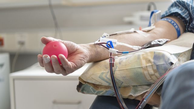 Une personne donne son sang dans un centre de transfusion à Berne en mai 2018. [Christian Beutler - Keystone]