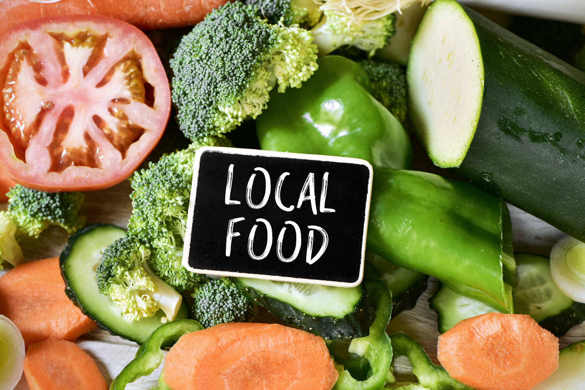 Légumes et texte nourriture locale dans un table