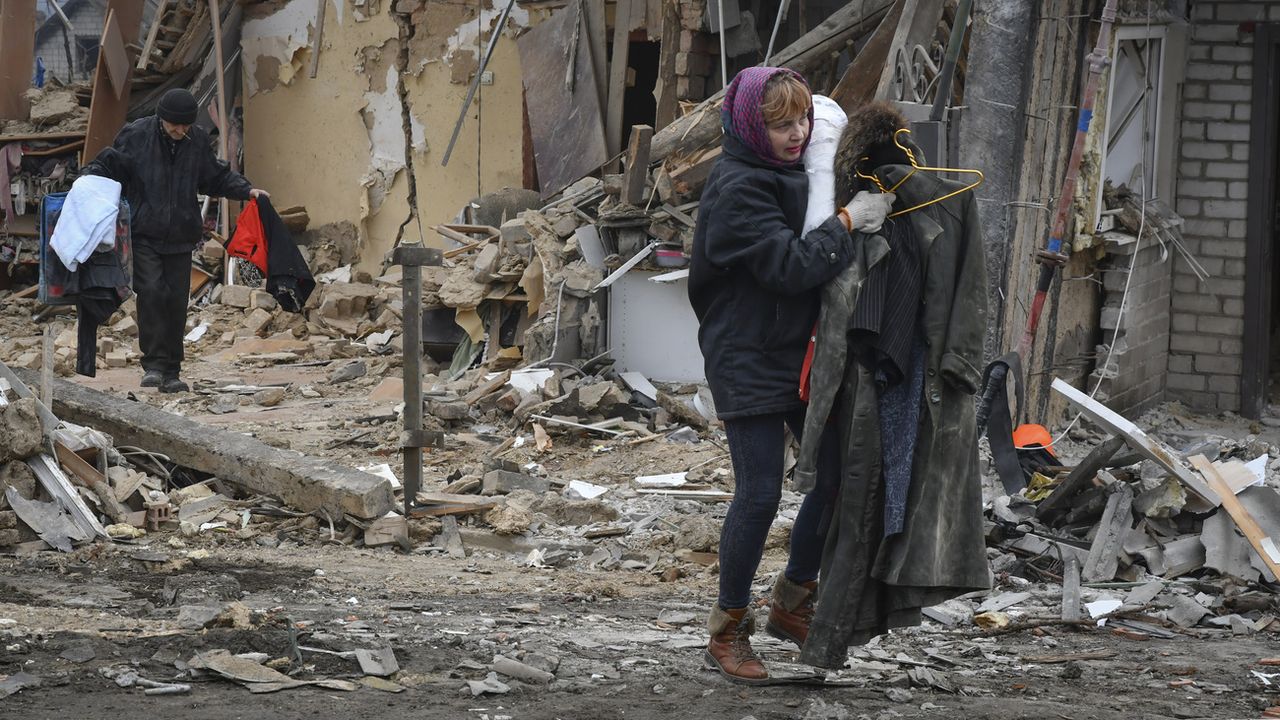 Une résidente ukrainienne quitte la ville de Zaporizhzhya après une attaque de missiles russes le dimanche 1 janvier 2023. [Andriy Andriyenko/AP Photo - Keystone]