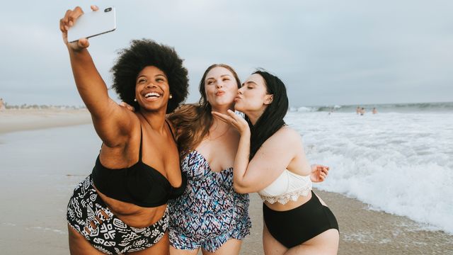 Trois jeunes femmes prenant un selfie à la plage. [©Rawpixel - Depositphotos]