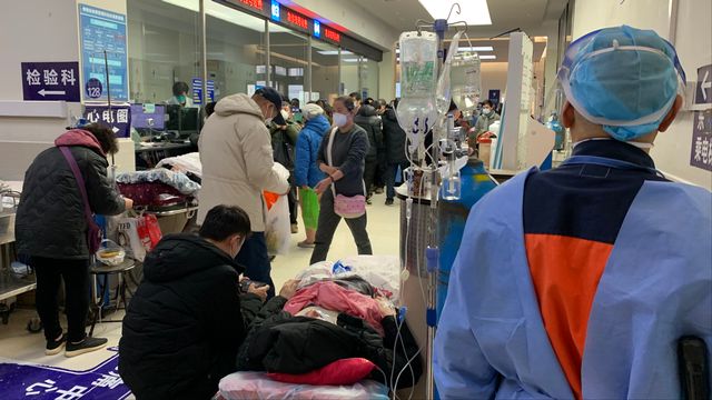 Les urgences de l'hôpital Zhongshan à Shanghai, en Chine, où s'entassent des malades dans les couloirs. [Michael Peuker - RTS]