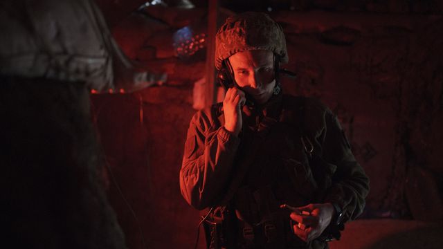 Un soldat ukrainien parle sur son téléphone près de Donetsk, le 3 mai 2021. [Felipe Dana - AP/Keystone]