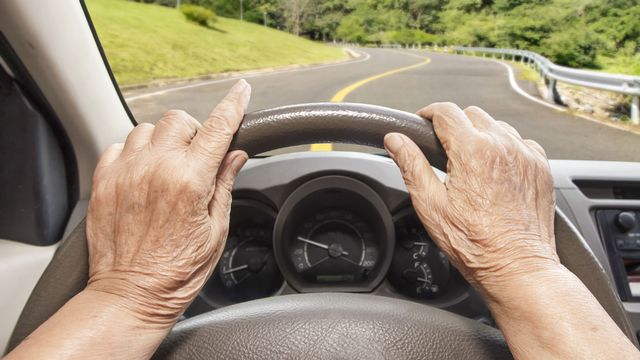 Gros plans sur les mains d'une personne âgée en train de conduire. [toa55 - Depositphotos]