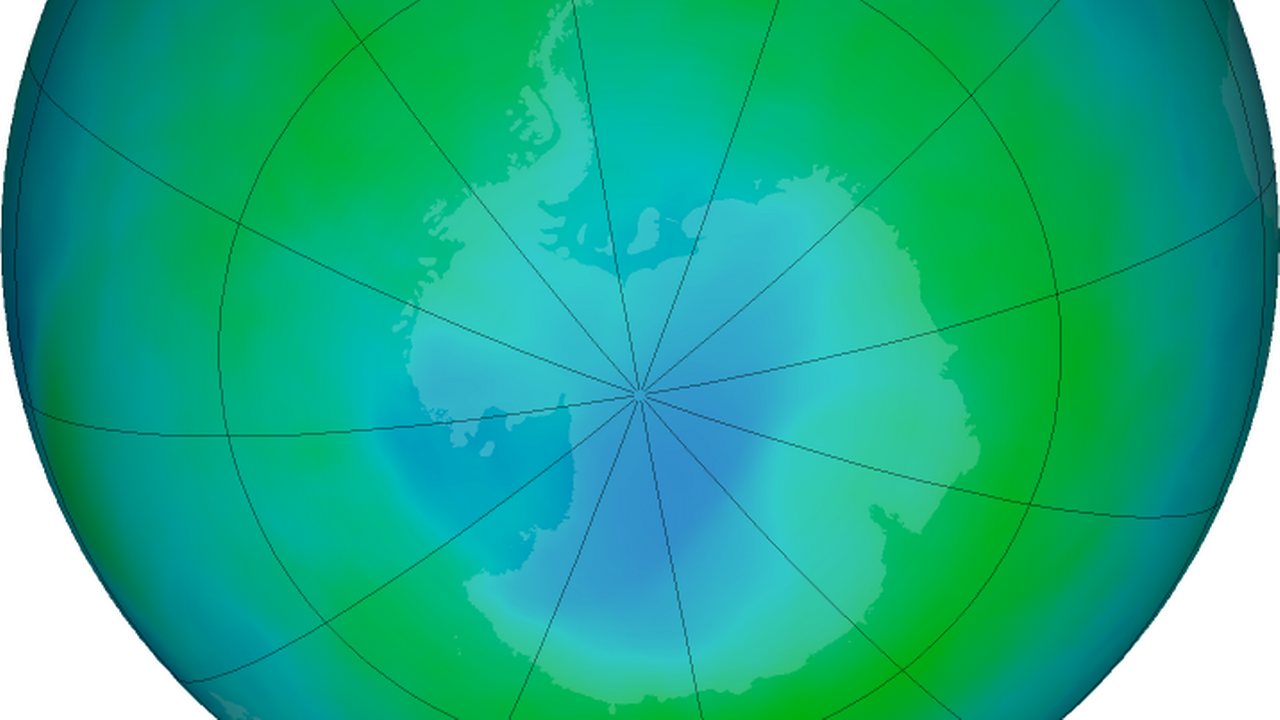 Vue en fausses couleurs de l'ozone total au-dessus du pôle Antarctique le 7 janvier 2023. Les couleurs violette et bleue correspondent aux endroits où il y a le moins d'ozone, et les jaunes et rouges aux endroits où il y en a plus. [Goddard Space Flight Center - NASA Ozone Watch]