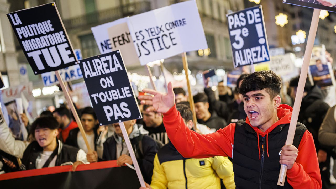 Manifestation visant a interpeller les autorités cantonales suite au suicide d'Alireza en décembre 2022 à Genève. [Valentin Flauraud - Keystone]