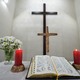 Croix, bible et bougies. [Pavel Lisitsyn / Sputnik - AFP]