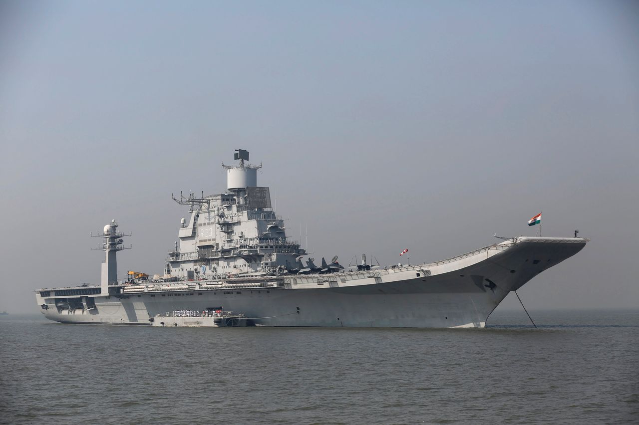 El INS Vikramaditya es un portaaviones modificado de la clase Kiev y el buque insignia de la Armada de la India. Originalmente construido como Baku y comisionado en 1987, el portaaviones sirvió en la Armada soviética y más tarde en la Armada rusa (como Almirante Gorshkov) antes de ser dado de baja. en 1996. India invirtió el portaaviones el 20 de enero de 2004 y se puso en servicio en 2013. [Shailesh Andrade - reuters]