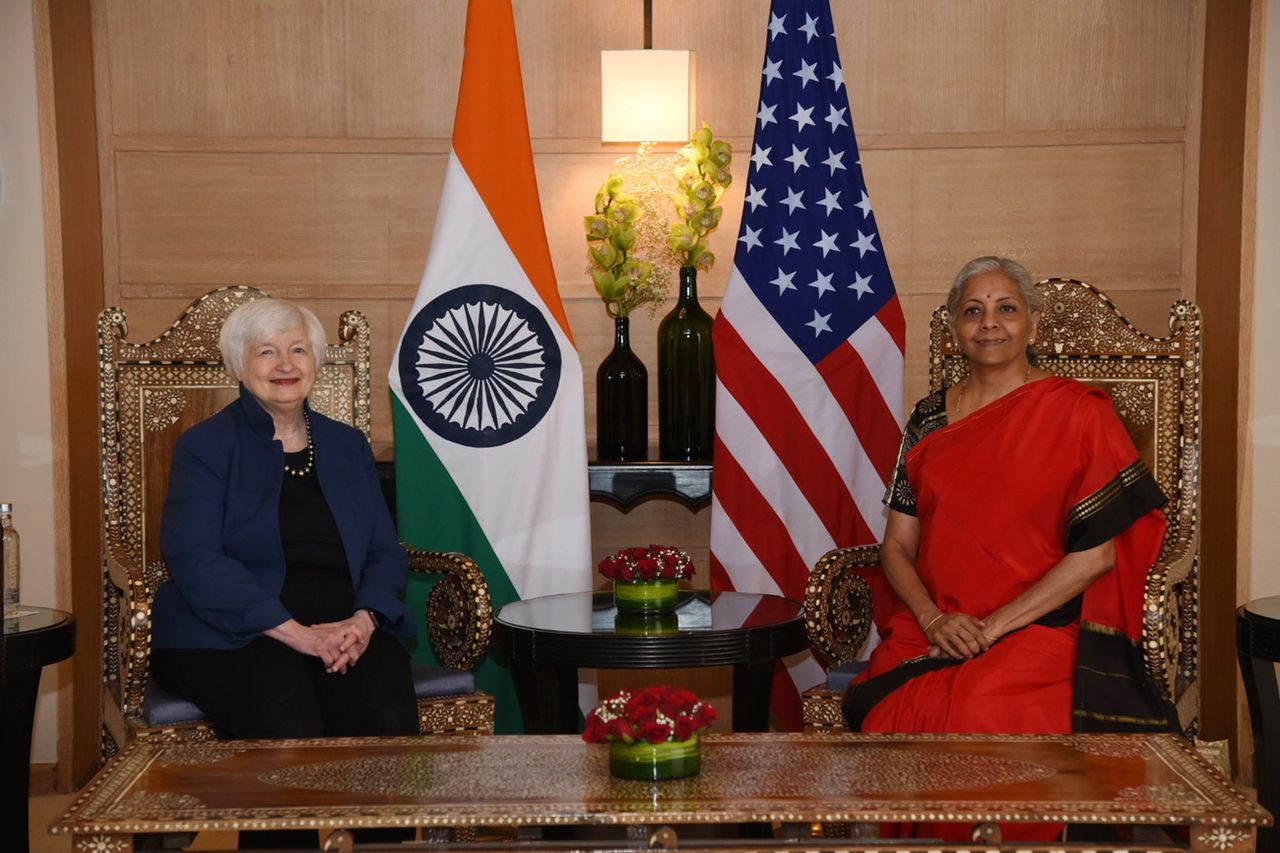 La ministra de Comercio y Finanzas de la Unión India, Nirmala Sitharaman, y la secretaria del Tesoro de los EE. UU., Janet Yellen, en la 9.ª Reunión de la Asociación Económica y Financiera India-EE. UU. en Nueva Delhi, India, el 11 de noviembre de 2022. [INDIA PRESS INFORMATION BUREAU - Keystone]