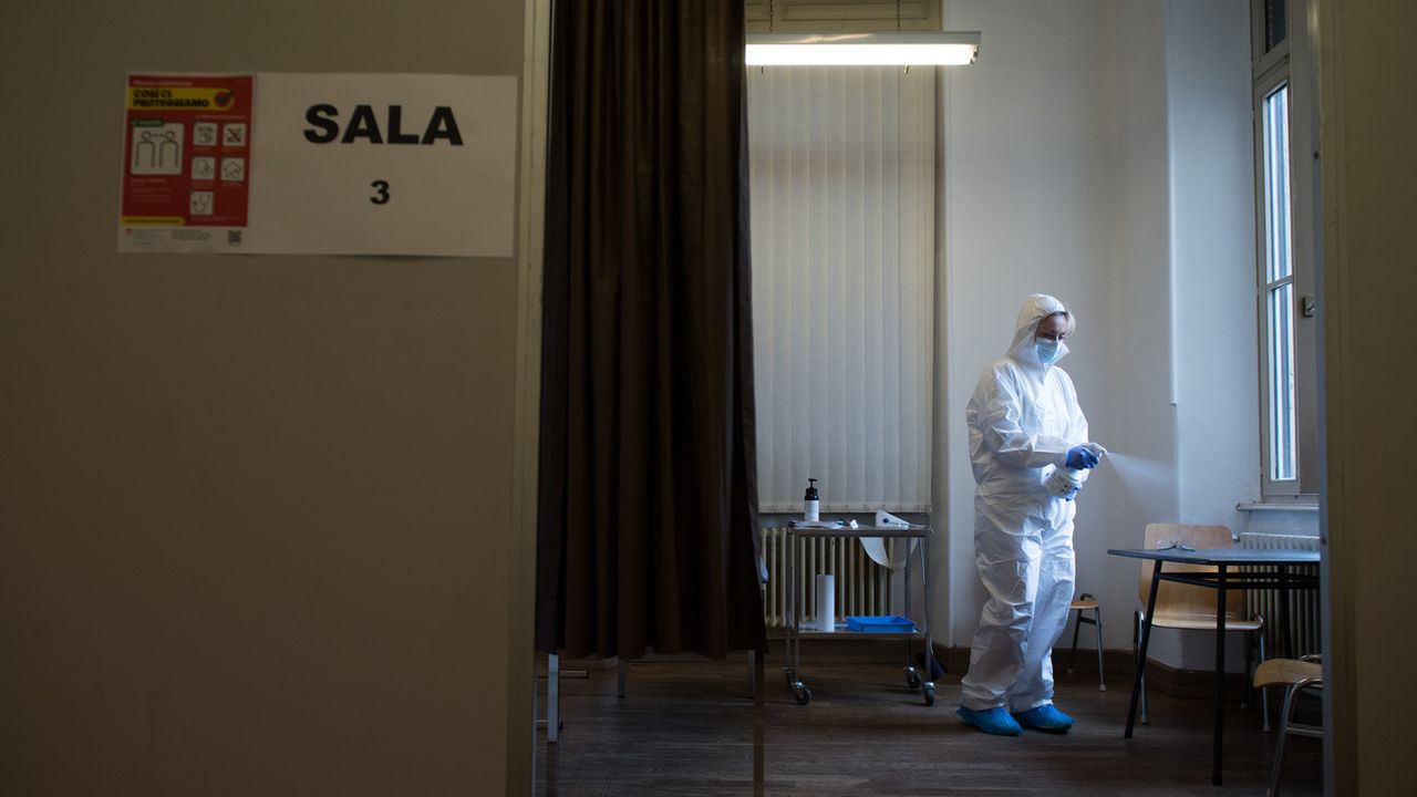 Du personnel médical désinfecte une salle d'examen au centre de dépistage du Covid-19 de Mendrisio, au Tessin, mardi 28 avril 2020 (image d'illustration). [Alessandro Crinari / Ti-Press - KEYSTONE]