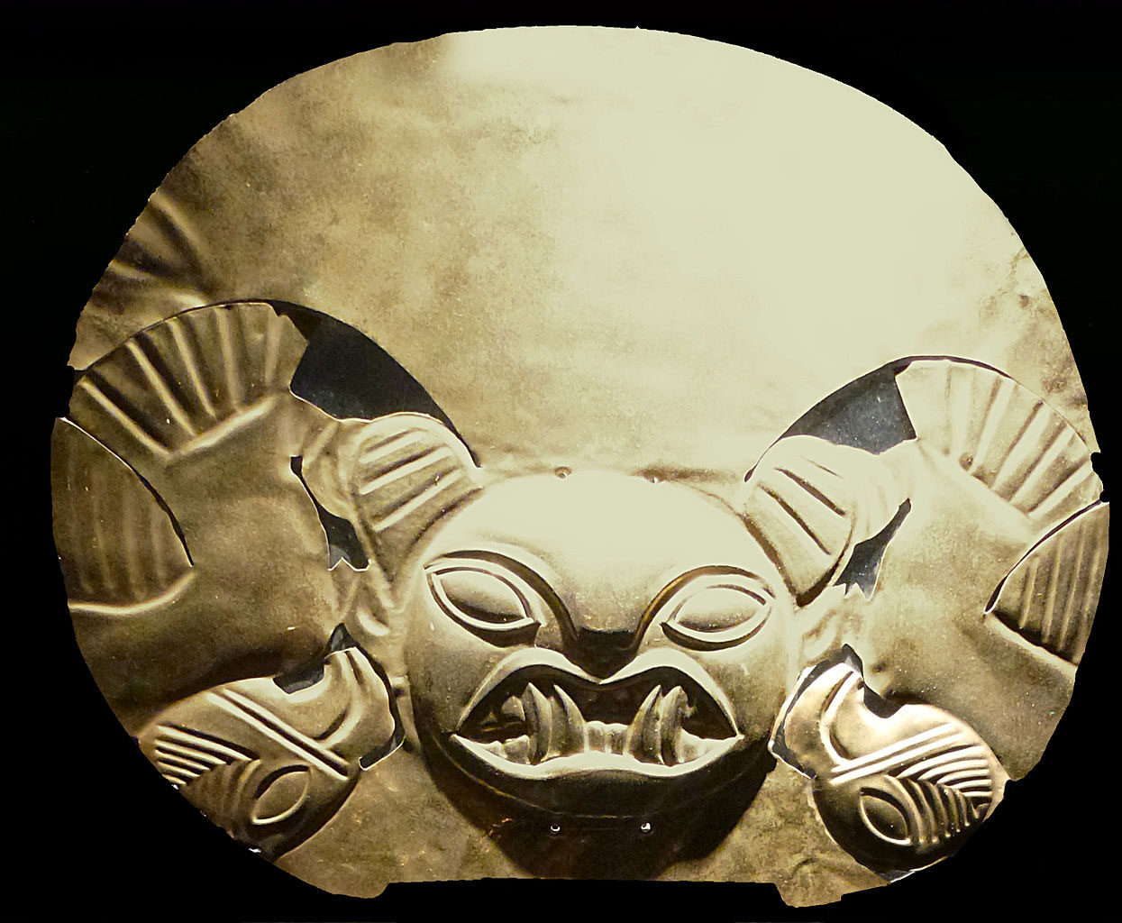 Coiffe mochica du Museo Arqueológico Rafael Larco Herrera de Lima, Pérou. Les Mochicas étaient des conquérants. Installés au nord-ouest de l'actuel Pérou à partir de 200 av. J.-C., ils occupaient un territoire sur une bande côtière longue de plus de 600 km. Ils étaient aussi de brillants orfèvres et furent capables de cultiver des sols arides, grâce à un ingénieux système d’irrigation dont s'inspirèrent les Incas.
