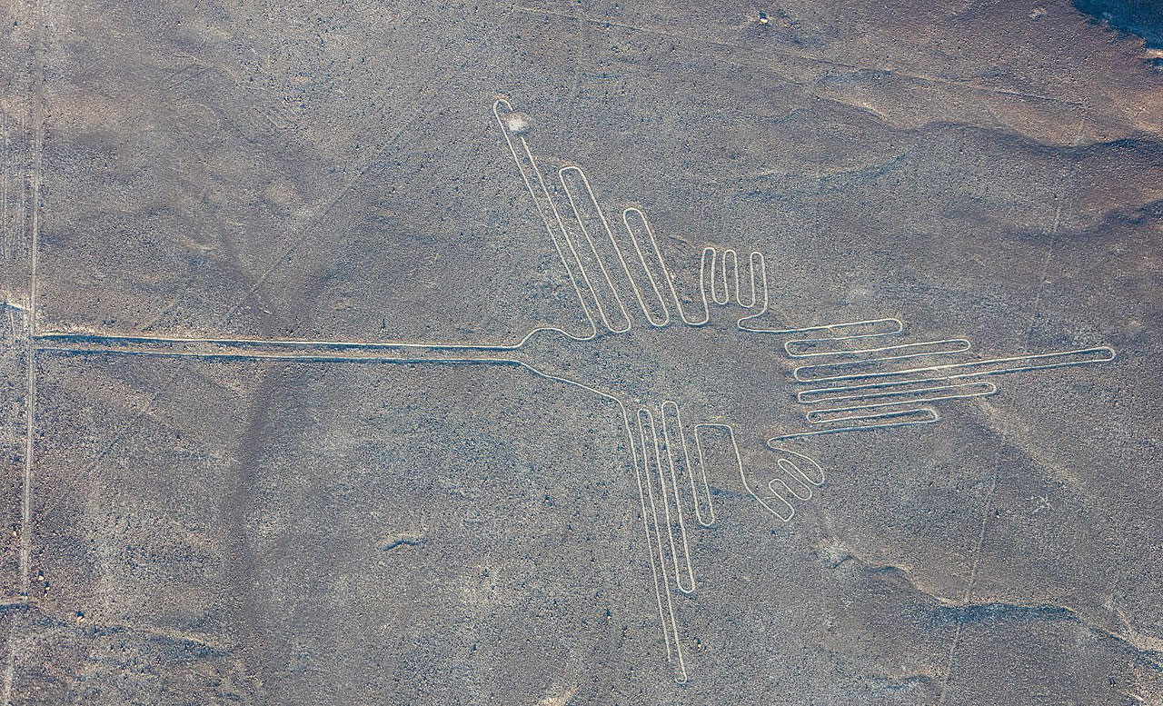 Vue aérienne du "Colibri", l'un des géoglyphes les plus populaires des lignes de Nazca, situées dans le désert de Nazca, dans le sud du Pérou. Selon certaines études, ces représentations datent de 500 ans avant J.-C. à 500 ans après J.-C..