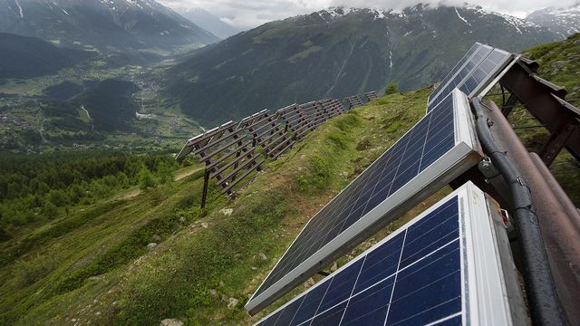 Une étude pour un parc solaire sur les hauts d'Ovronnaz (VS) a été annoncée. Sur cette image, le parc solaire de Bellwald dans la vallée de Conches, en Haut-Valais. [Jean-Christophe Bott - KEYSTONE]