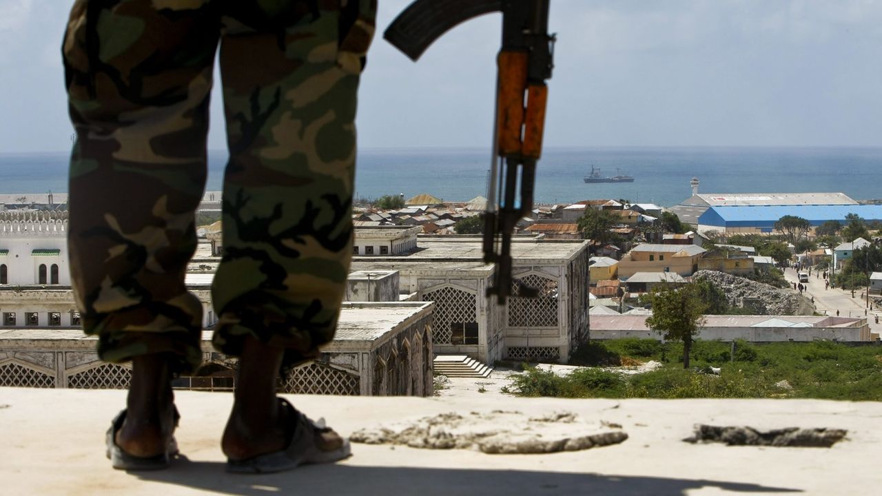 Un soldat de l'armée somalienne face à la ville portuaire de Harardhere. [Dai Kurokawa - EPA]