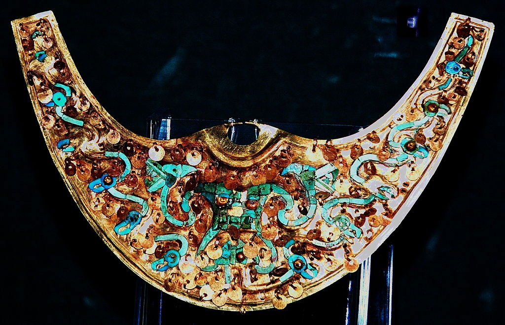 Anneau de nez mochica en or incrusté de turquoises et de chrysocolles, Museo Oro del Perú y Armas del Mundo, Lima, Pérou.