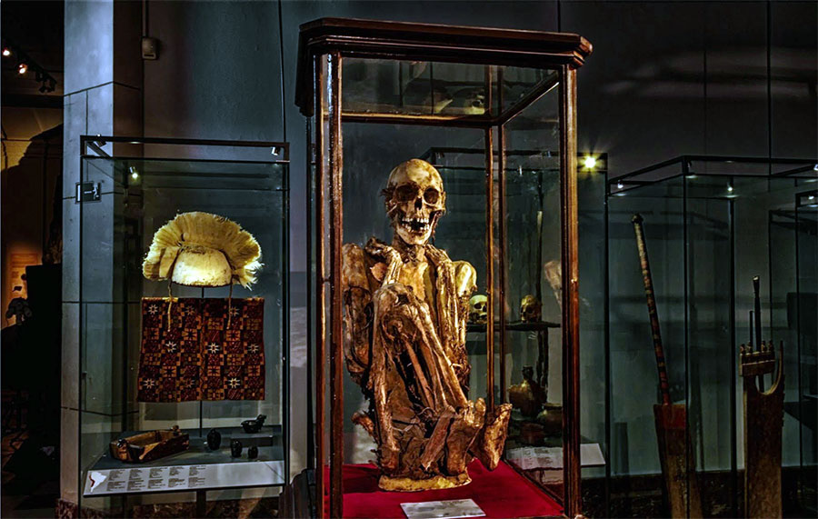 Durant les années 1930, à Bruxelles, Hergé est voisin du Musée du cinquantenaire (devenu depuis le Musée Art et Histoire) qu'il visite régulièrement. C'est ainsi qu'il fait la connaissance d'une des momies péruviennes que possède le musée. Hergé utilisera sa posture accroupie et sa peau parcheminée comme inspiration pour créer la momie de Rascar Capac, "celui-qui-déchaîne-le-feu-du-ciel".