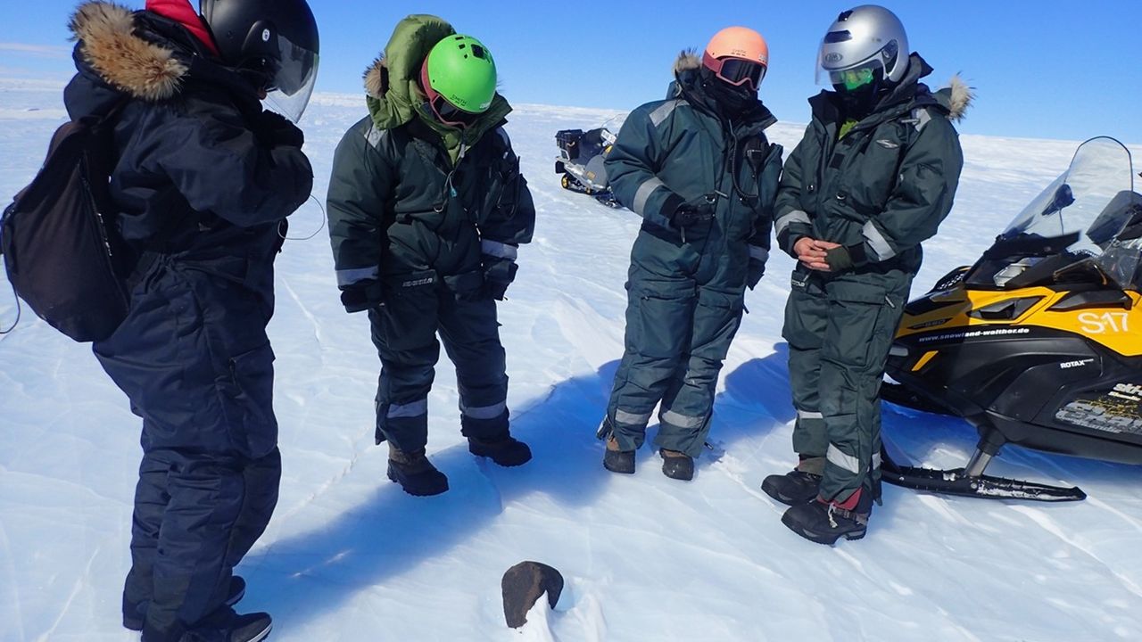 Une trouvaille de taille! La météorite repérée sur la glace bleue par l'équipe belgo-suisse pèse 7,6 kilos. Antarctique, le 5 janvier 2023. [Maria Schönbächler - ETH Zürich]