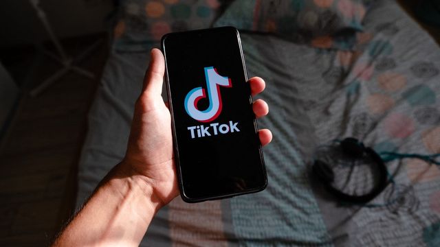 TikTok compte aujourd'hui 440'000 adeptes en Suisse. [Lilian Cazabet - AFP]