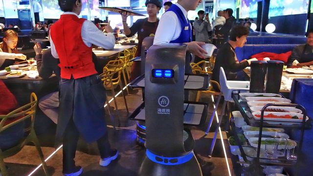 Un robot assure le service dans un restaurant de la chaîne Haidilao à Pékin en 2018. [ChinaImages - Depositphotos]