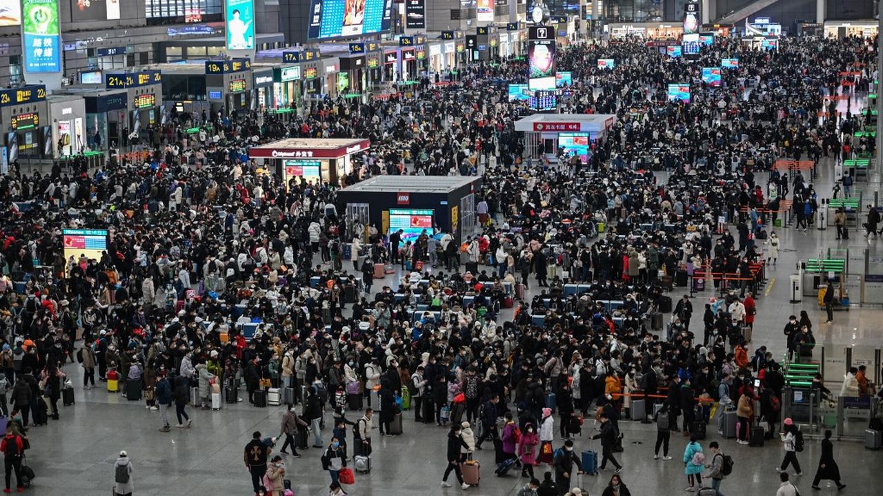 La foule dans le hall de la gare de Hongqiao à Shanghai le 20 janvier 2023 pour le Nouvel An chinois. [Hector Retamal - AFP]