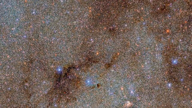 Cette image, qui regorge d'étoiles et de nuages de poussière sombres, n'est qu'un petit extrait – une tête d'épingle! – de l'ensemble de l'étude DECaPS2 (Dark Energy Camera Plane Survey) de la Voie lactée. [M. Zamani & D. de Martin (NSF’s NOIRLab) - DECaPS2/DOE/FNAL/DECam/CTIO/NOIRLab/NSF/AURA]
