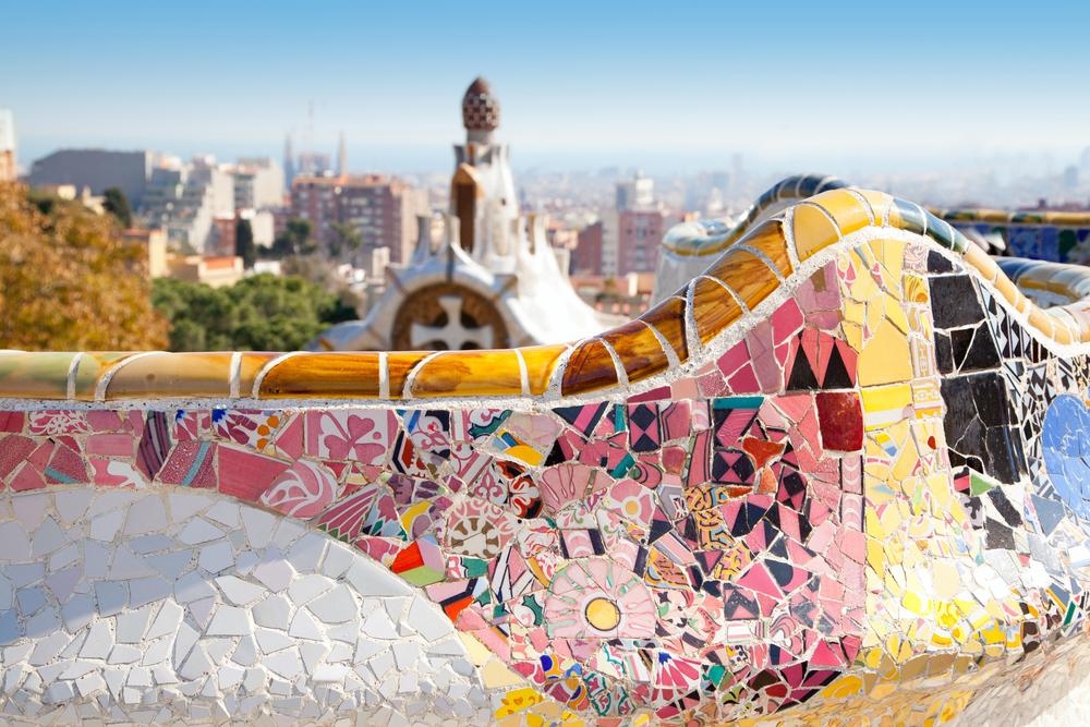 Parc de Barcelone Guell de Gaudi. Tuiles mosaïque serpentine banc modernisme