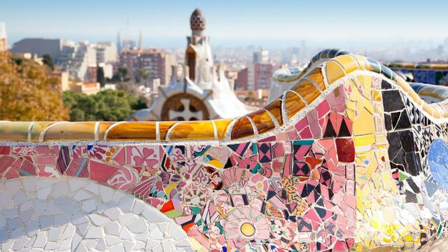 Parc de Barcelone Guell de Gaudi. Tuiles mosaïque serpentine banc modernisme [lunamarina - Depositphotos]