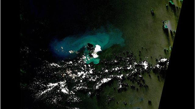 L'éruption du Hunga Tonga Ha'apai vue par satellite le 29 décembre 2021 [NASA-USGS)]