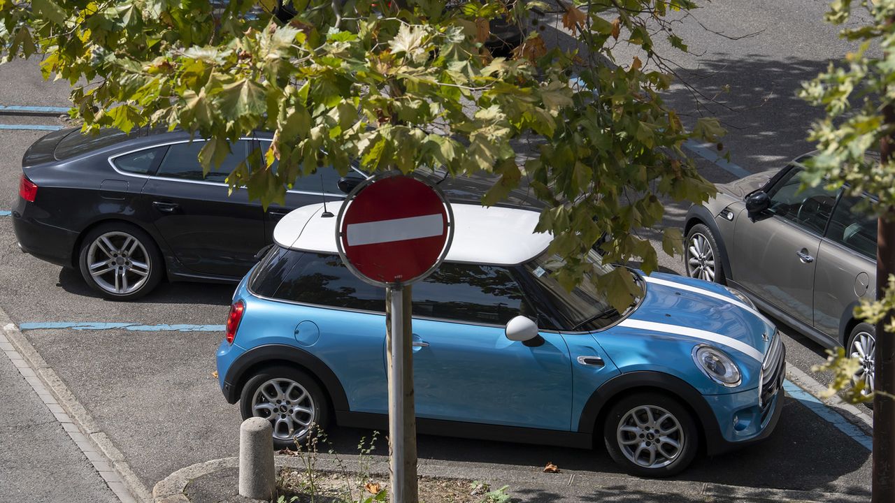 La Ville de Genève transforme des parkings en micro-forêts. [Martial Trezzini) - Keystone]