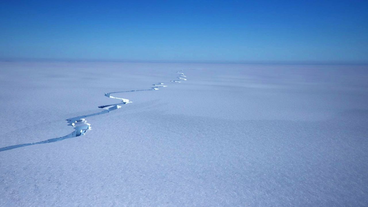 Un iceberg plus gros que le canton de Lucerne vient de se détacher de l'Antarctique, dans la Barrière de Brunt. Sur la photo, une craquelure identique datant de janvier 2021.  [British Antarctic Survey - Keystone]