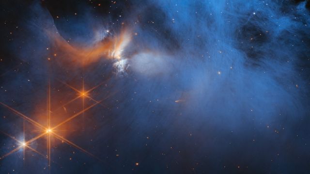La région centrale du nuage moléculaire "Caméléon I", situé à plus de 500 années-lumière de la Terre, capturé par la caméra en infrarouge proche (NIRCam) du JWST. [M. Zamani (ESA/Webb) - NASA, ESA, CSA]