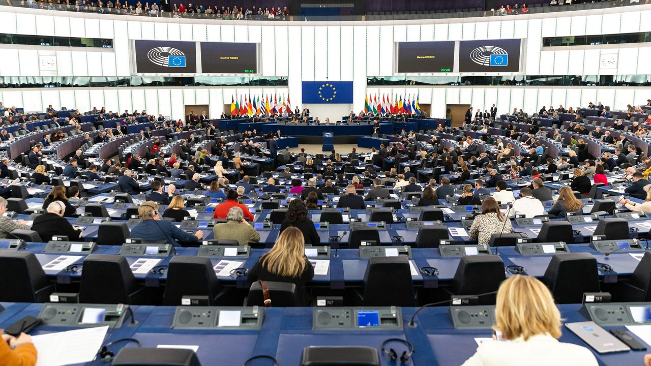 Jean-Pierre Stroobants: "Ce qui se déroule aujourd'hui au Parlement européen est très grave". [ABDESSLAM MIRDASS - HANS LUCAS VIA AFP]