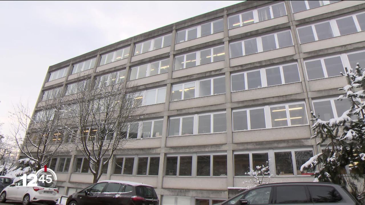 Le bâtiment de chimie de l’Université de Fribourg est en mauvais état. 67 millions sont prévus pour son assainissement [RTS]