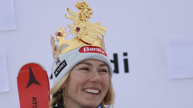 Mardi 24 janvier: une couronne pour la reine Mikaela Shiffrin, désormais la skieuse avec le plus de victoires de l'histoire. [AP Photo/Alessandro Trovati - Keystone]