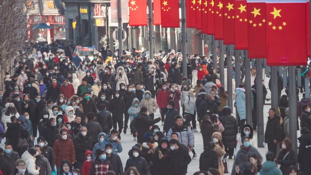 Des personnes marchent dans le principal quartier touristique et commerçant de la rue Nanjing, à Shanghai, en Chine, le 27 janvier 2023. [Alex Plavevski - Keystone]