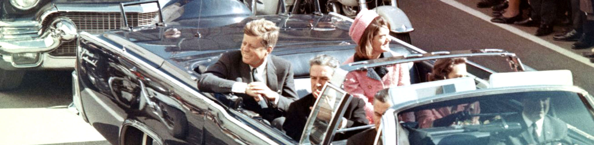 Photo du président Kennedy dans sa limousine à Dallas, Texas, sur Main Street, quelques minutes avant son assassinat. Dans la limousine présidentielle se trouvent également son épouse Jackie Kennedy, le gouverneur du Texas John Connally et sa femme, Nellie.