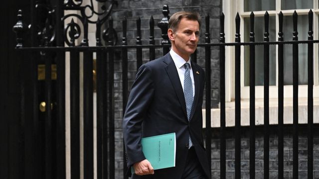 Le Chancelier de l'Échiquier britannique Jeremy Hunt quitte Downing Street dans le centre de Londres pour aller faire une déclaration sur le budget complet à la Chambre des communes (image d'illustration). [Justin Tallis - AFP]
