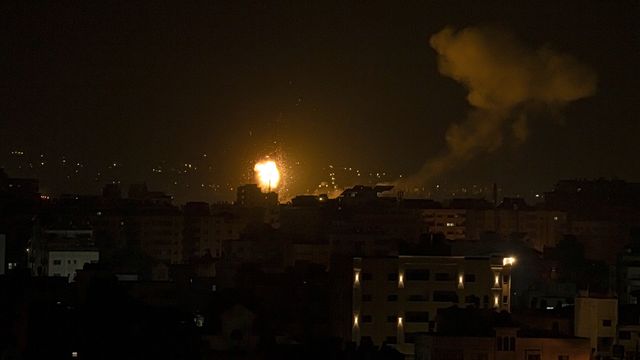 Des flammes et de la fumée s'élèvent après une frappe aérienne israélienne dans le centre de la bande de Gaza, le 27 janvier 2023. [Fatima Shbair - AP Photo/ Keystone ]