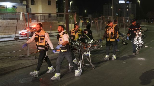 Les secours évacuent un corps après la fusillade meurtrière à Jérusalem. [AP Photo/Mahmoud Illean - Keystone]