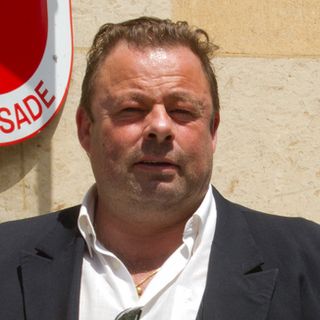 Marc Roger, ici devant l'ambassade de Suisse à Paris en 2012. [Jacques Brinon - Keystone]