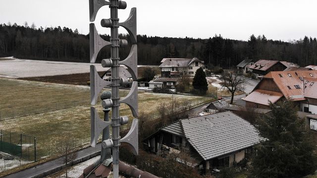 Une sirène d'alarme sur le toit d'une école à Mühleberg (BE). [Adrian Reusser - Keystone]
