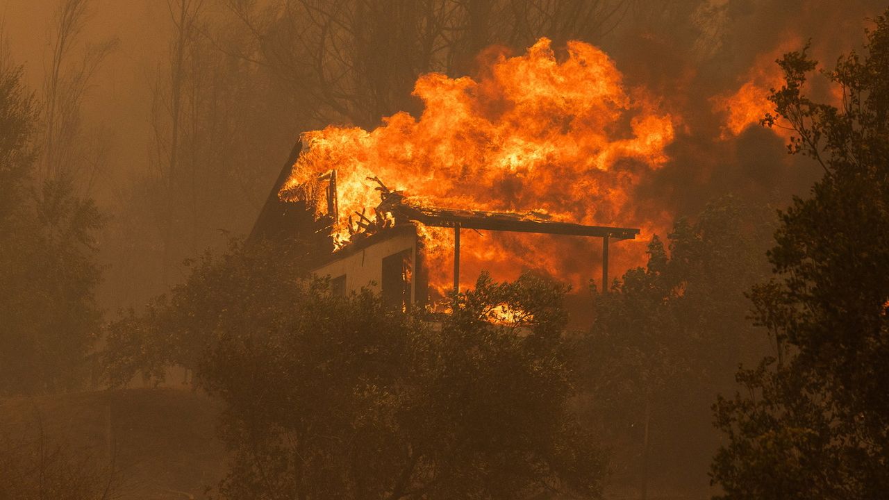 Une maison brûle près de la ville chilienne de Santa Juana (centre), le 4 février 2023. [Pablo Hidalgo - Keystone]