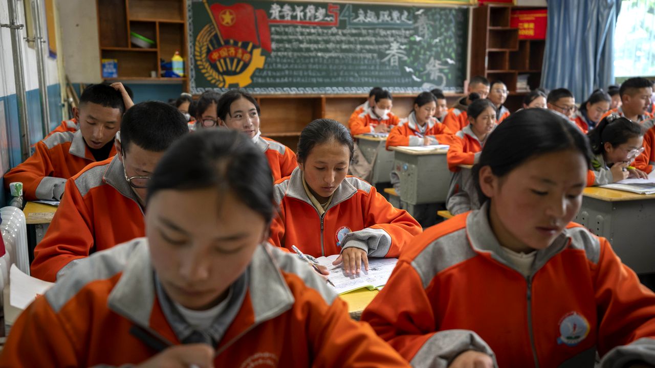 Elèves tibétains dans une école gouvernementale chinoise à Lhassa en juin 2021. [Mark Schiefelbein - AP/Keystone]